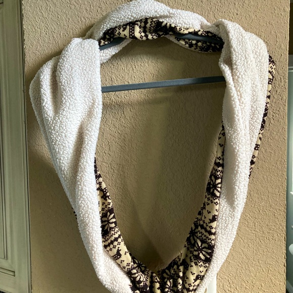 Cozy infinity scarf 🧣 - Picture 3 of 3